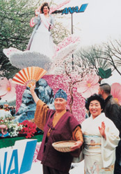 1989年、文海の長年の夢が叶い“ワシントン桜まつり”へ参加。桜の女王の前で喜色満面の文海夫妻。